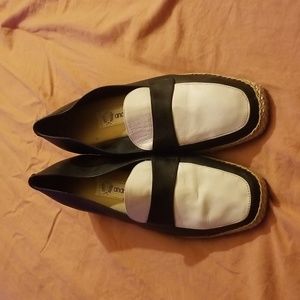 Andre Assous sz 7 blk & white